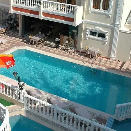 Ξενοδοχείο με διαμερίσματα Basils 3*